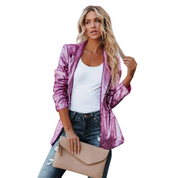 Donna con giacca paillettes rosa, top bianco, jeans strappati e pochette beige. Moda femminile elegante, abbigliamento casual chic.