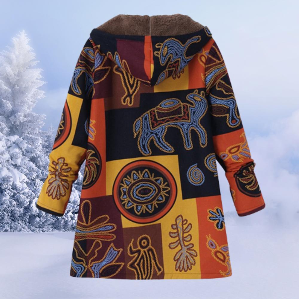 Cappotto invernale con cappuccio, motivo etnico colorato, sfondo innevato. Giacca calda e stilosa per l'inverno, ideale per moda outdoor.