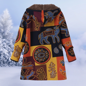 Cappotto invernale con cappuccio, motivo etnico colorato, sfondo innevato. Giacca calda e stilosa per l'inverno, ideale per moda outdoor.