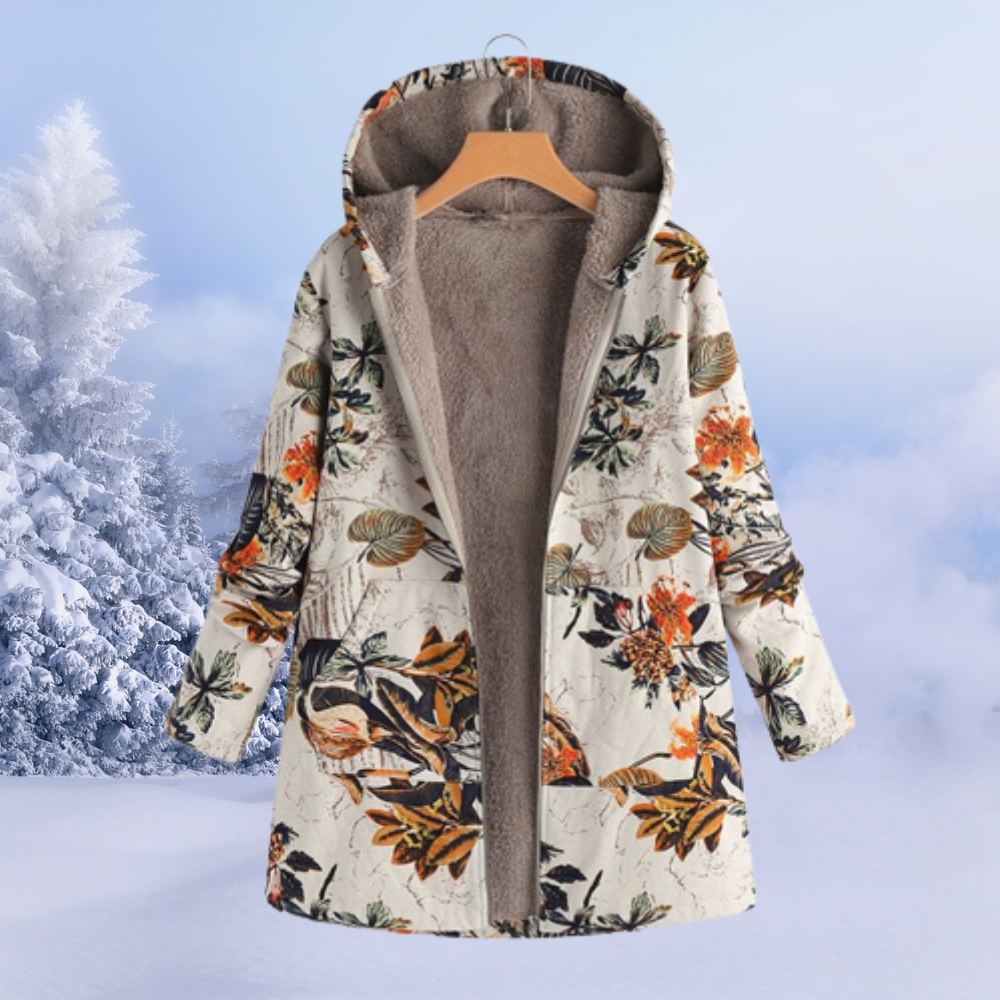 Cappotto invernale con cappuccio, fantasia floreale, interno in pelliccia sintetica, appeso su gruccia, sfondo innevato. Moda donna, abbigliamento caldo.