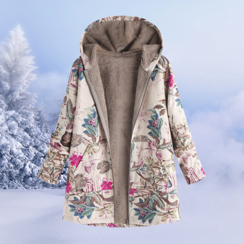 Giacca invernale con cappuccio, motivo floreale, interno in pelliccia sintetica, sfondo innevato. Abbigliamento donna caldo e alla moda.