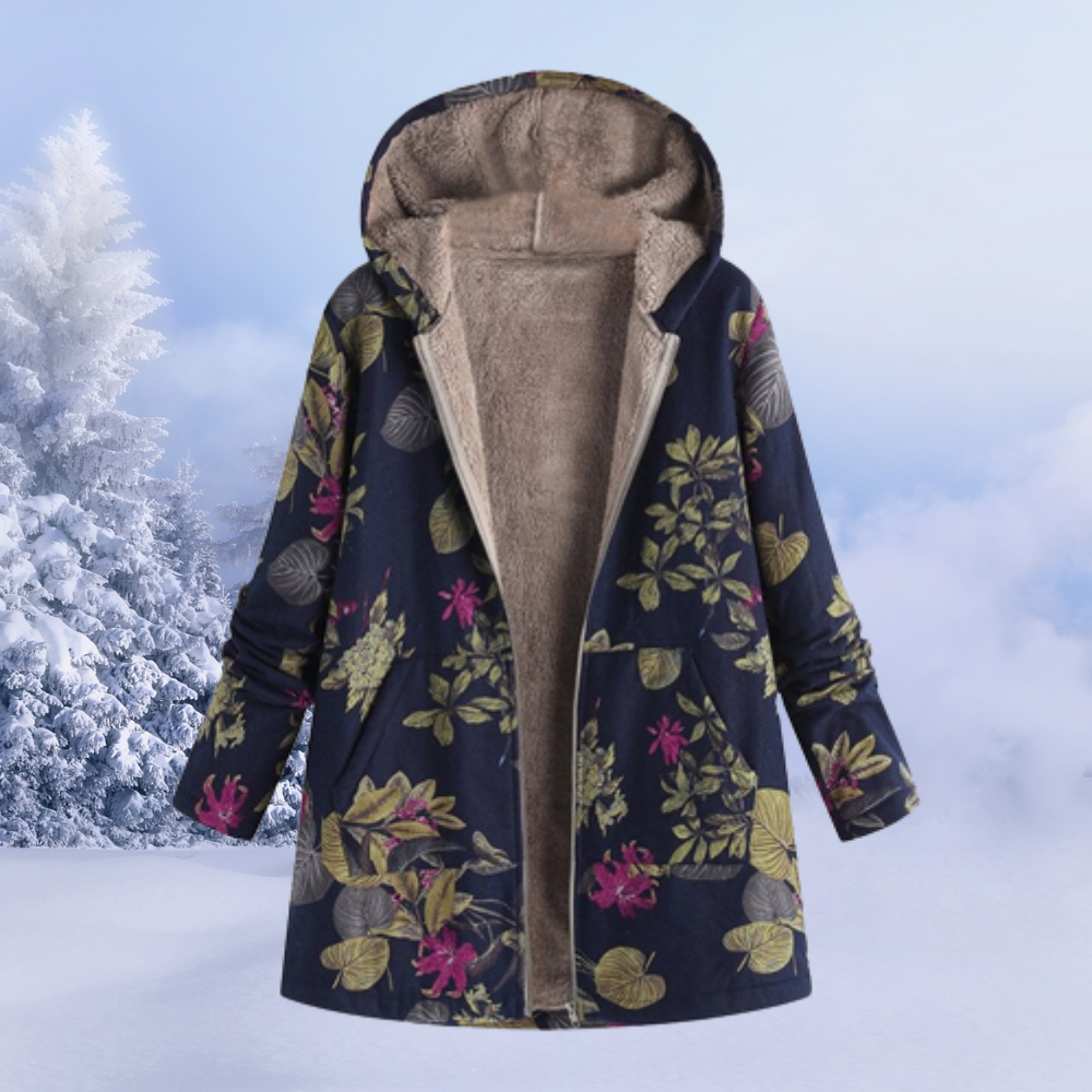Cappotto invernale con cappuccio, motivo floreale, foderato in pelliccia sintetica, sfondo innevato. Abbigliamento donna caldo ed elegante.