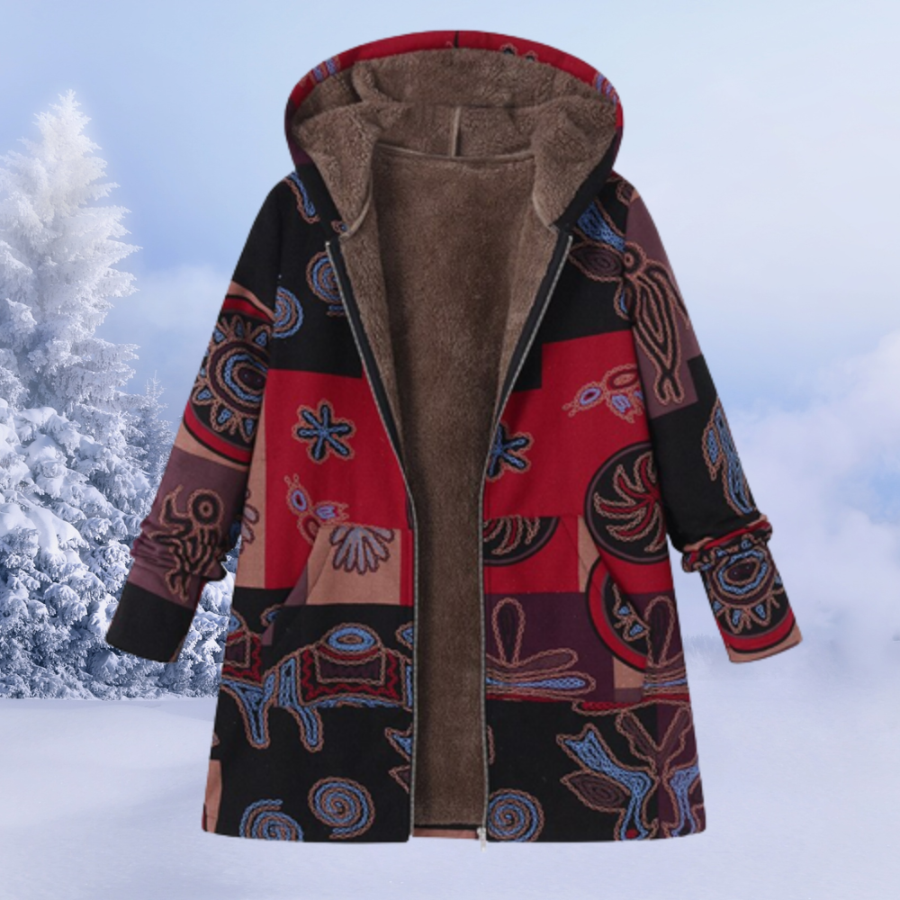 Cappotto invernale con cappuccio, motivo etnico multicolore, sfondo innevato. Giacca calda e alla moda, ideale per l'inverno.