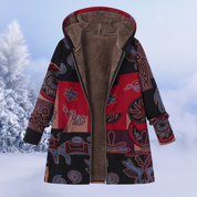 Cappotto invernale con cappuccio, motivo etnico multicolore, sfondo innevato. Giacca calda e alla moda, ideale per l'inverno.