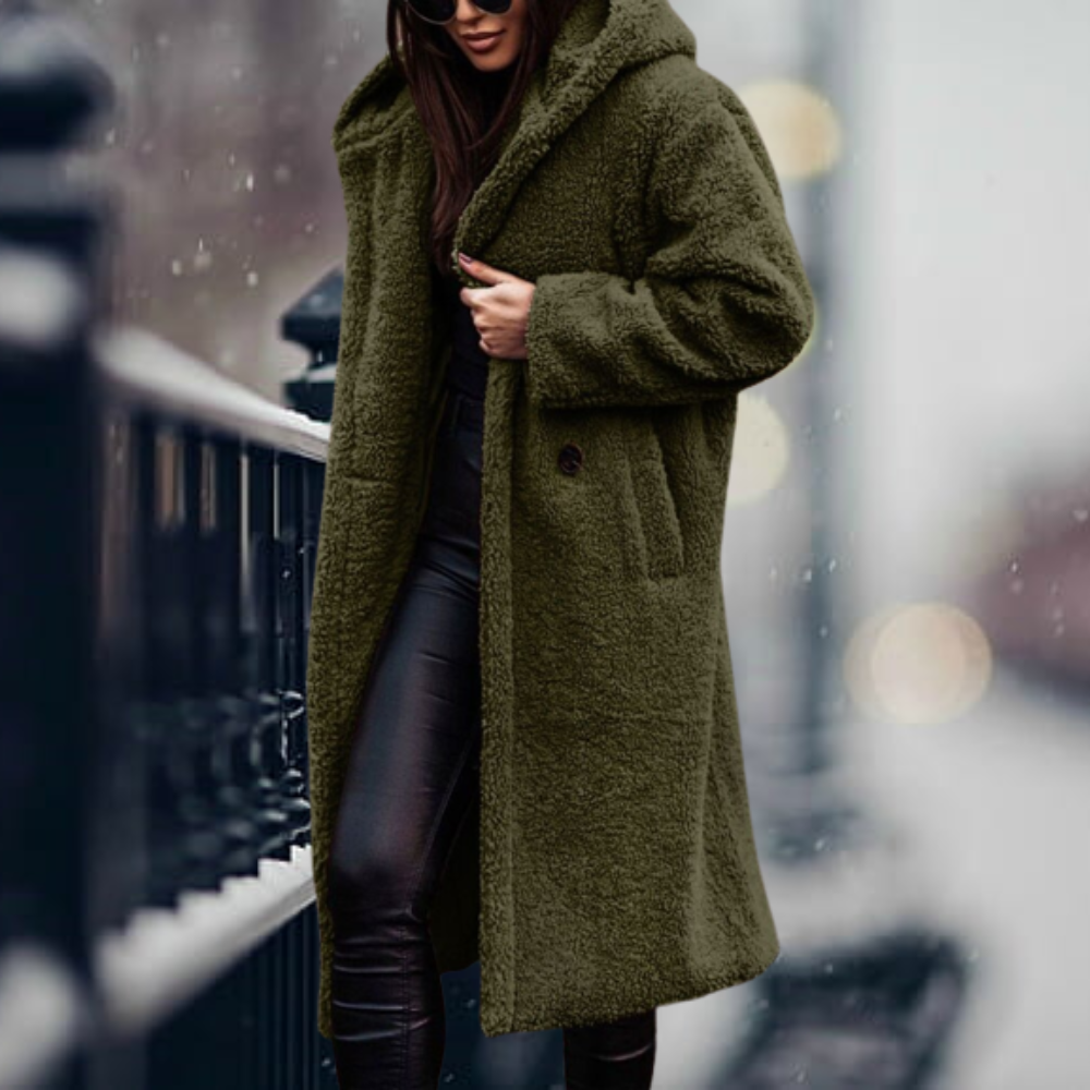 Cappotto lungo in pelliccia sintetica verde oliva, donna, con cappuccio, moda invernale, abbigliamento caldo, stile urbano, passeggiata in città.