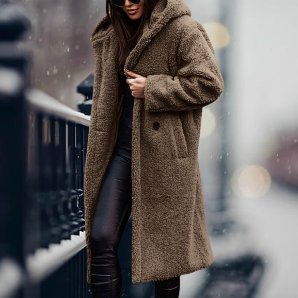 Cappotto teddy bear marrone lungo, donna in strada innevata, moda invernale, cappotto caldo e morbido, stile casual chic, abbigliamento femminile.