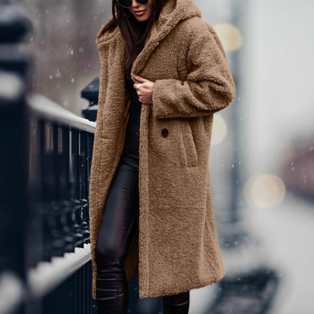 Cappotto teddy bear marrone, donna in strada innevata, moda invernale, cappotto lungo con cappuccio, stile casual chic, abbigliamento caldo.