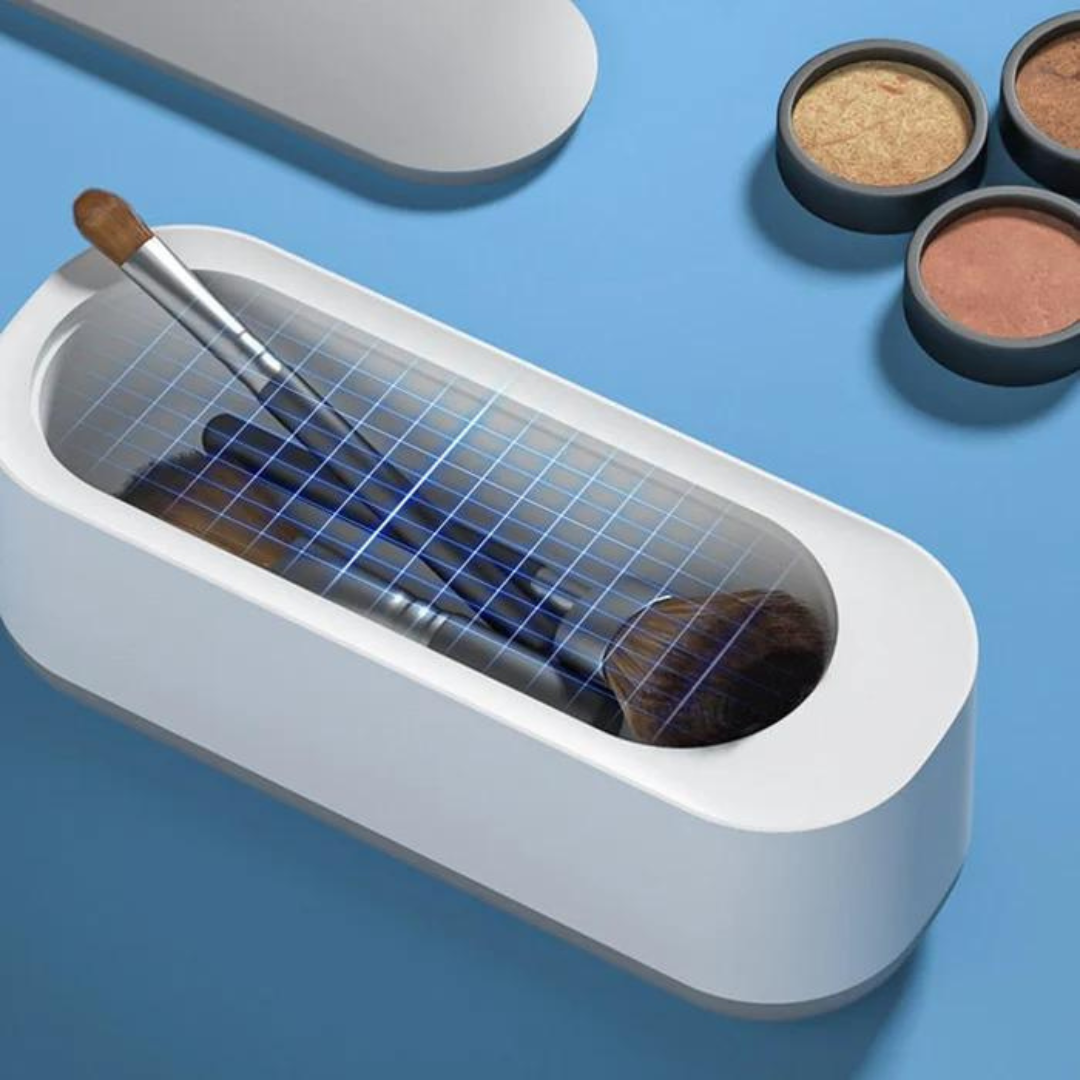 Sterilizzatore UV per pennelli trucco su sfondo blu, con griglia luminosa. Include pennelli e cosmetici. Accessorio igienico per bellezza.