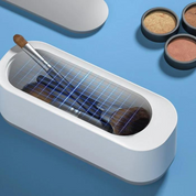 Sterilizzatore UV per pennelli trucco su sfondo blu, con griglia luminosa. Include pennelli e cosmetici. Accessorio igienico per bellezza.