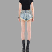 Donna in pantaloncini di jeans strappati e stivali neri, vista posteriore. Moda casual estiva, abbigliamento femminile trendy.
