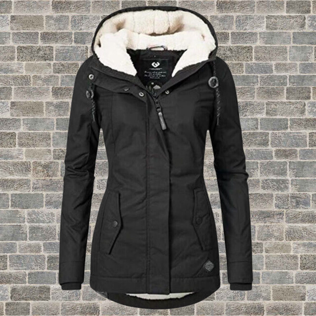 Giacca invernale da donna nera con cappuccio foderato in pelliccia sintetica, chiusura a zip, tasche frontali, ideale per climi freddi.