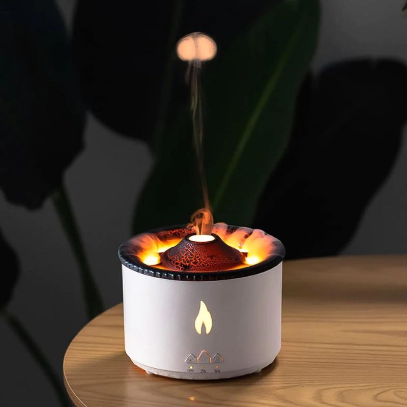 Diffusore di aromi a forma di vulcano su tavolo in legno, emette fumo e luce calda. Design moderno, ideale per aromaterapia e decorazione d'interni.