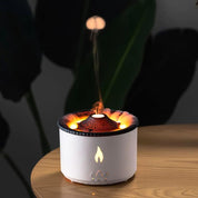 Diffusore di aromi a forma di vulcano su tavolo in legno, emette fumo e luce calda. Design moderno, ideale per aromaterapia e decorazione d'interni.