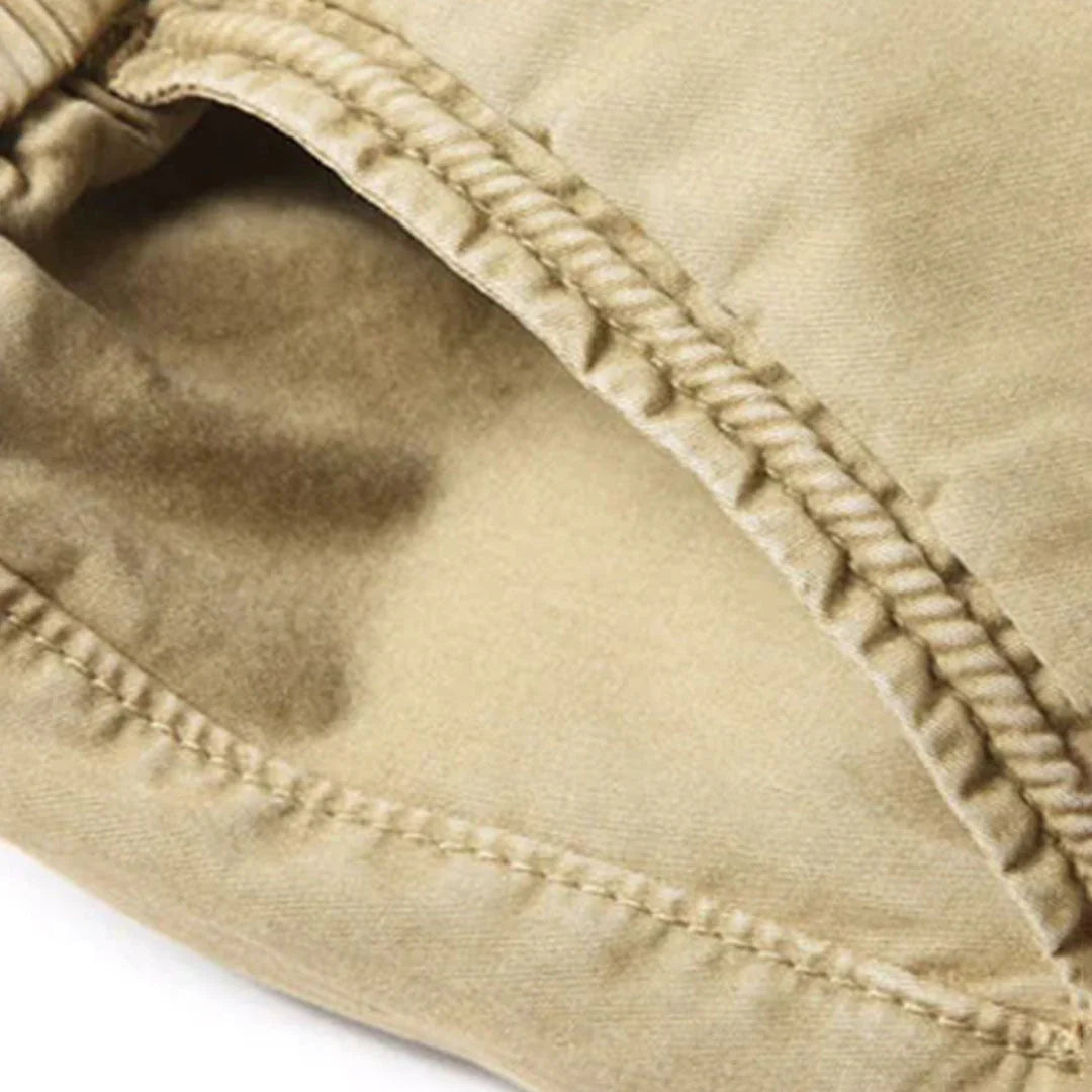 Pantaloni beige in cotone, dettaglio cuciture resistenti, tessuto morbido e traspirante, moda casual uomo, abbigliamento estivo.