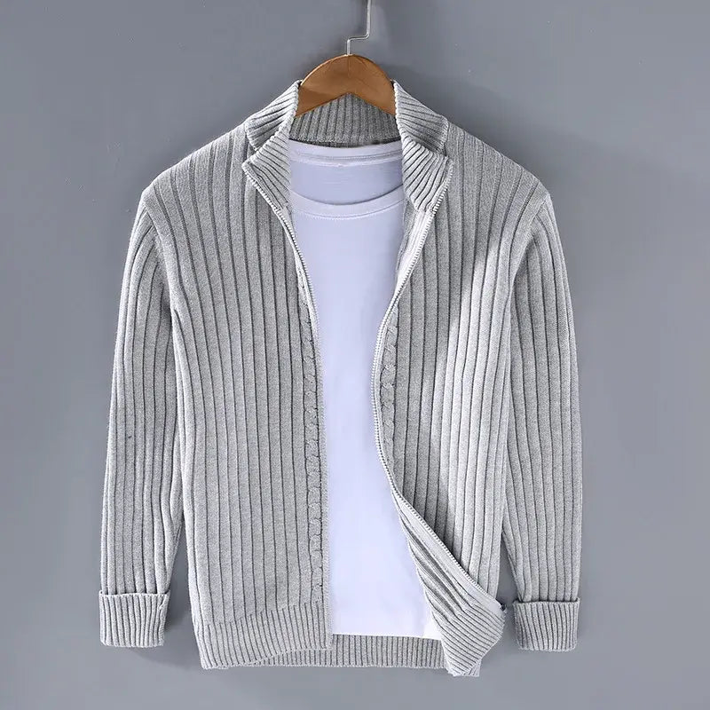 Cardigan grigio a coste su gruccia, abbinato a t-shirt bianca. Moda uomo, abbigliamento casual, maglione leggero, stile autunnale.