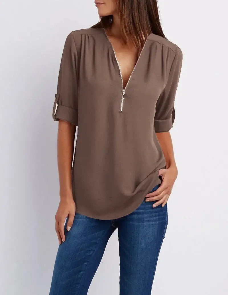 4 arrotolate, indossata con jeans. Moda casual donna, abbigliamento autunnale elegante.