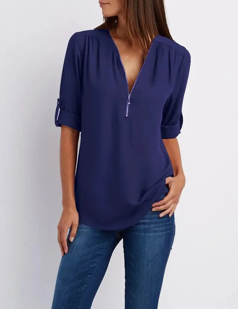 4, scollo a V, abbinata a jeans. Elegante e casual, perfetta per ogni occasione.