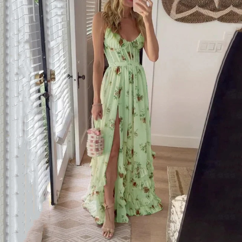 Abito lungo estivo verde con stampa floreale, spacco frontale, indossato da donna. Perfetto per eventi estivi e look eleganti.