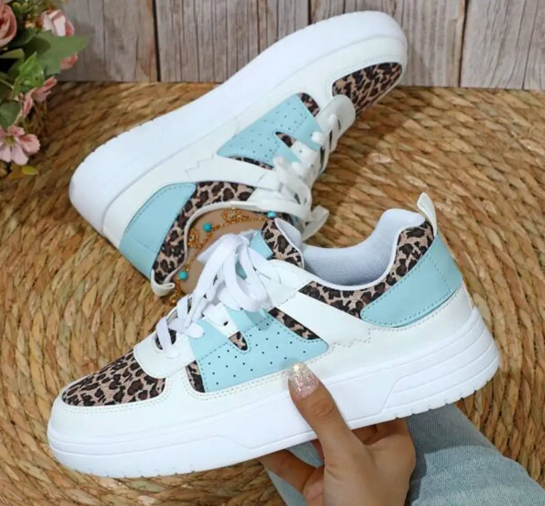 Scarpe da ginnastica donna, design leopardato e azzurro, suola bianca spessa, stile casual, moda trendy, perfette per look sportivo e urbano.