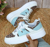 Scarpe da ginnastica donna, design leopardato e azzurro, suola bianca spessa, stile casual, moda trendy, perfette per look sportivo e urbano.