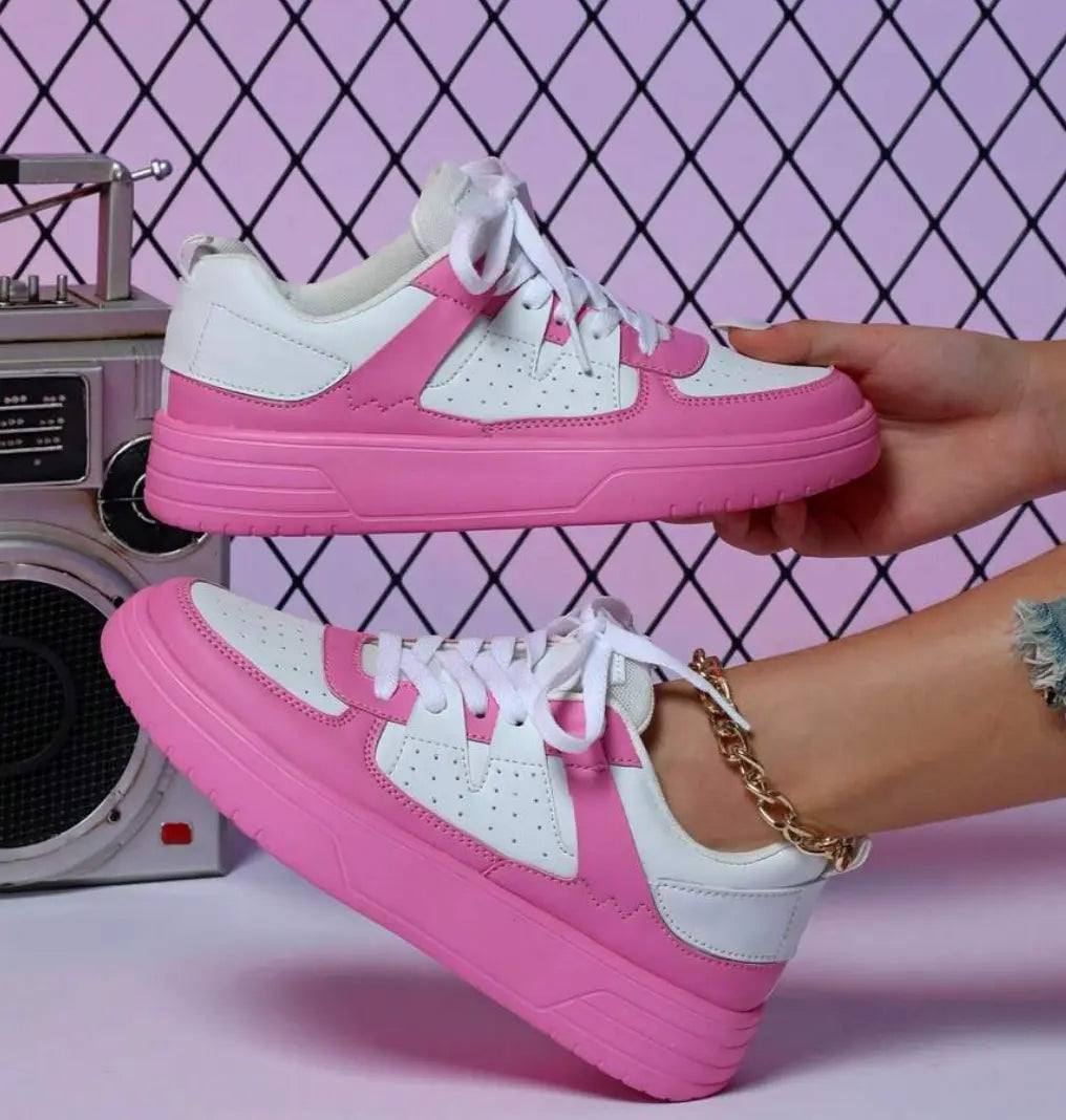 Scarpe da ginnastica bianche e rosa su sfondo a griglia, design moderno, suola spessa, moda casual, accessorio alla caviglia, tendenze 2023.