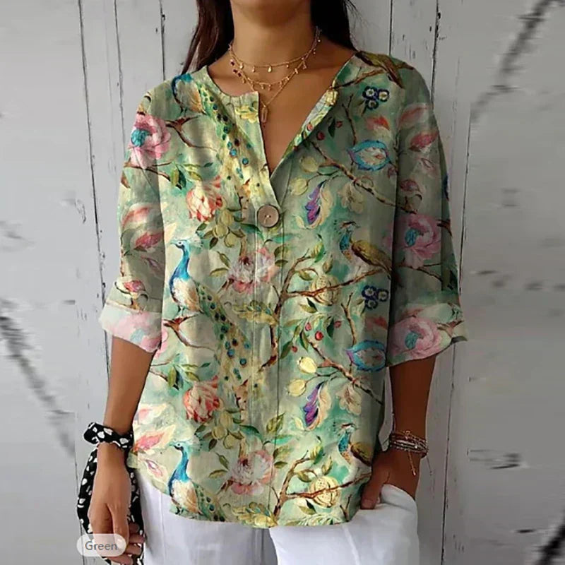 Camicia donna floreale verde con stampa pavoni, maniche lunghe, scollo a V, bottoni, stile casual elegante. Perfetta per moda primavera-estate.