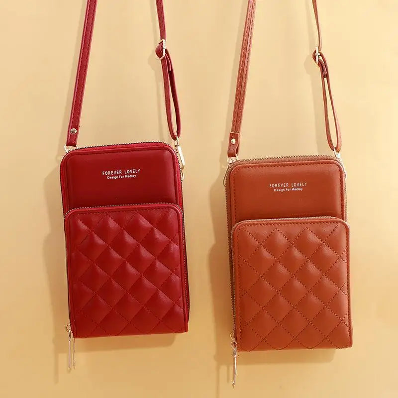 Due borse a tracolla in pelle trapuntata, una rossa e una marrone, con cerniera e scritta "Forever Lovely", su sfondo beige. Accessori moda eleganti.