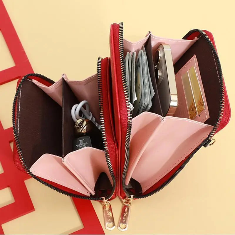 Portafoglio donna rosso in pelle con zip, scomparti multipli per carte, contanti e smartphone. Design elegante e funzionale, accessorio moda essenziale.