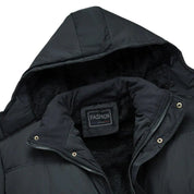 Giacca invernale nera con cappuccio, imbottitura in pelliccia sintetica, chiusura a zip, bottoni a pressione, etichetta "Fashion".