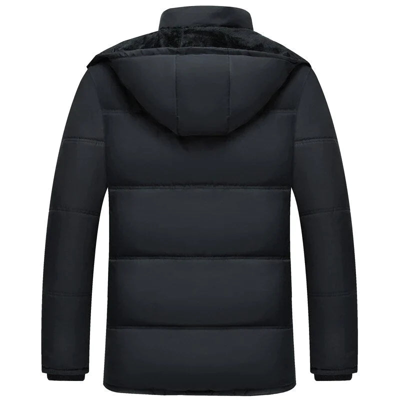 Giacca invernale uomo nera, imbottita, con cappuccio, design moderno, ideale per climi freddi. Perfetta per moda invernale e outdoor.