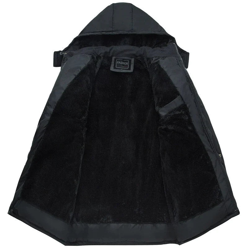 Giacca invernale nera con cappuccio, interno in pelliccia sintetica, chiusura a zip, ideale per uomo, moda casual, calda e resistente.