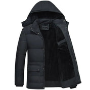 Giacca invernale uomo nera con cappuccio, imbottitura calda, chiusura a zip, tasche frontali, ideale per climi freddi. Moda maschile, abbigliamento esterno.