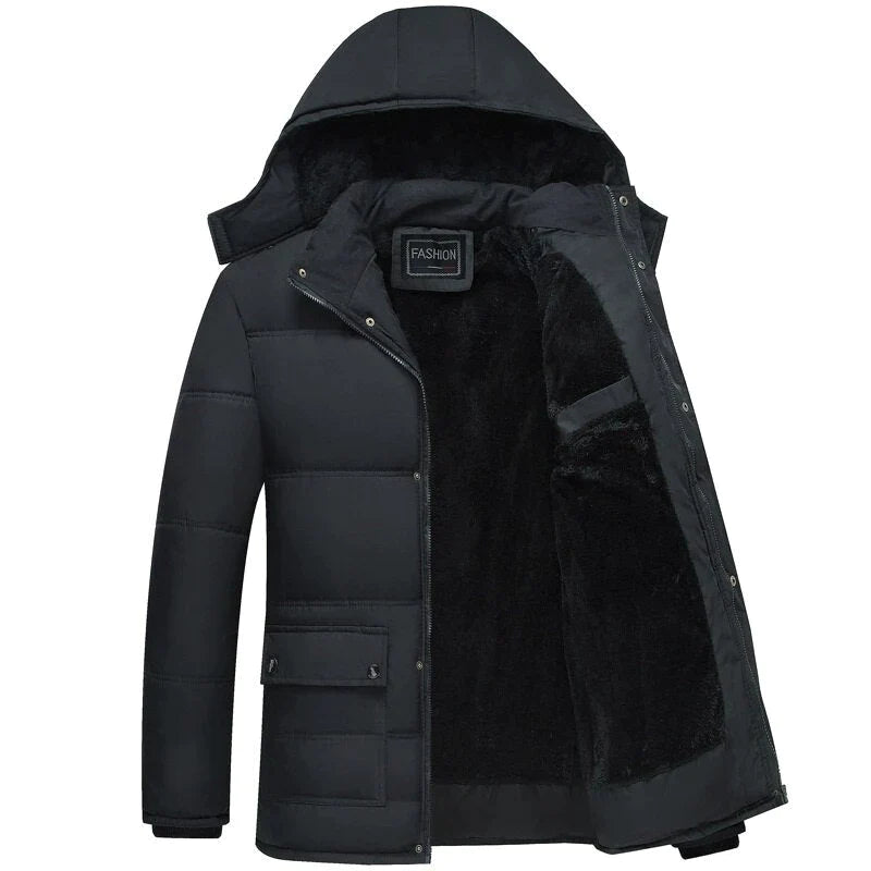 Giacca invernale uomo nera con cappuccio, imbottitura calda, chiusura a zip, tasche frontali, ideale per climi freddi. Moda maschile, abbigliamento esterno.