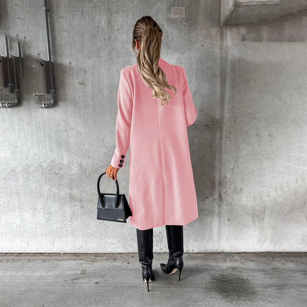 Donna di spalle con cappotto rosa, stivali neri alti e borsa nera. Moda autunnale elegante, abbigliamento femminile di tendenza.