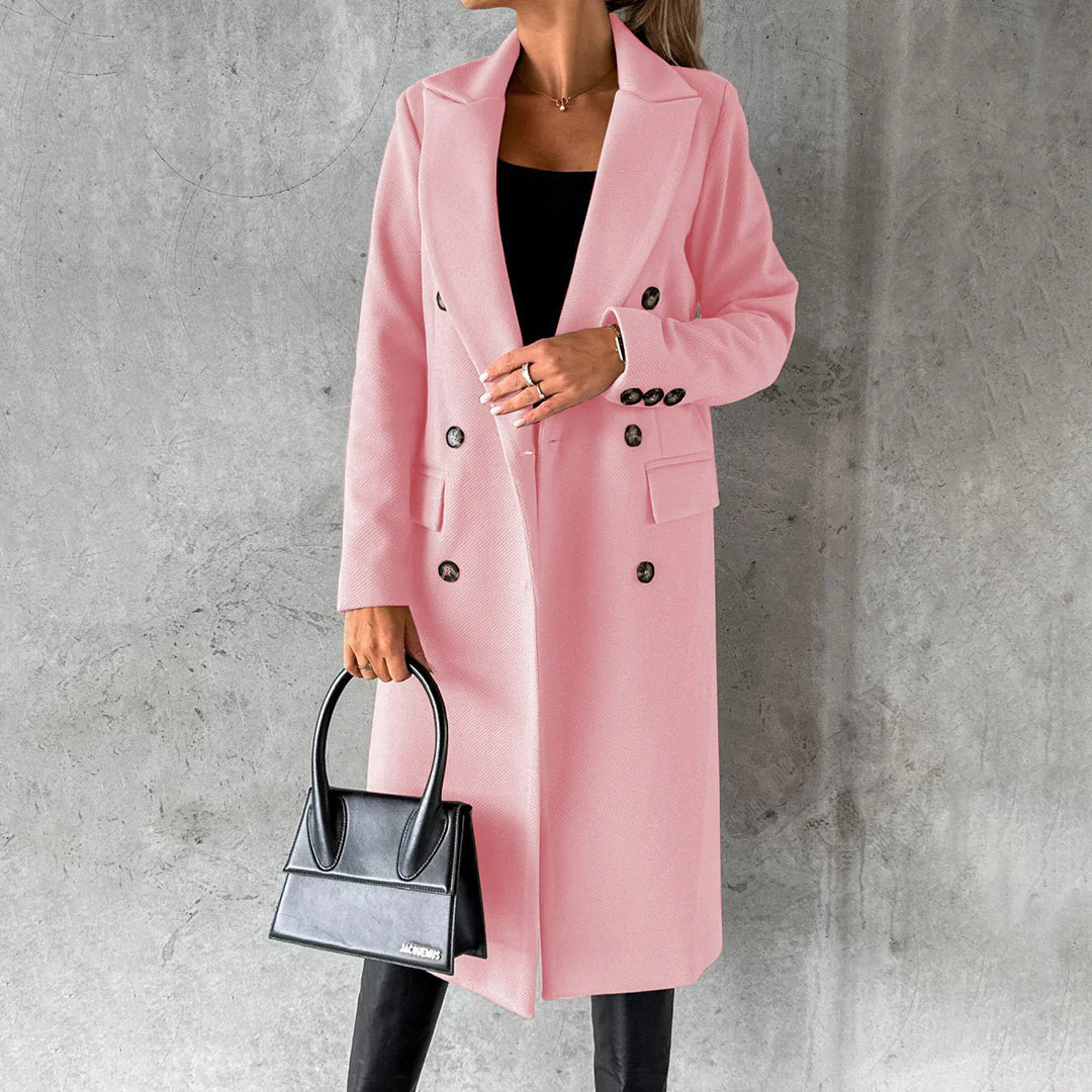Cappotto rosa donna elegante, doppio petto, con bottoni neri, abbinato a borsa nera e outfit casual. Moda autunnale, stile chic femminile.