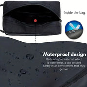 Borsa impermeabile in nylon nero con design resistente all'acqua, ideale per ambienti umidi. Mostra interno spazioso e tessuto protettivo.