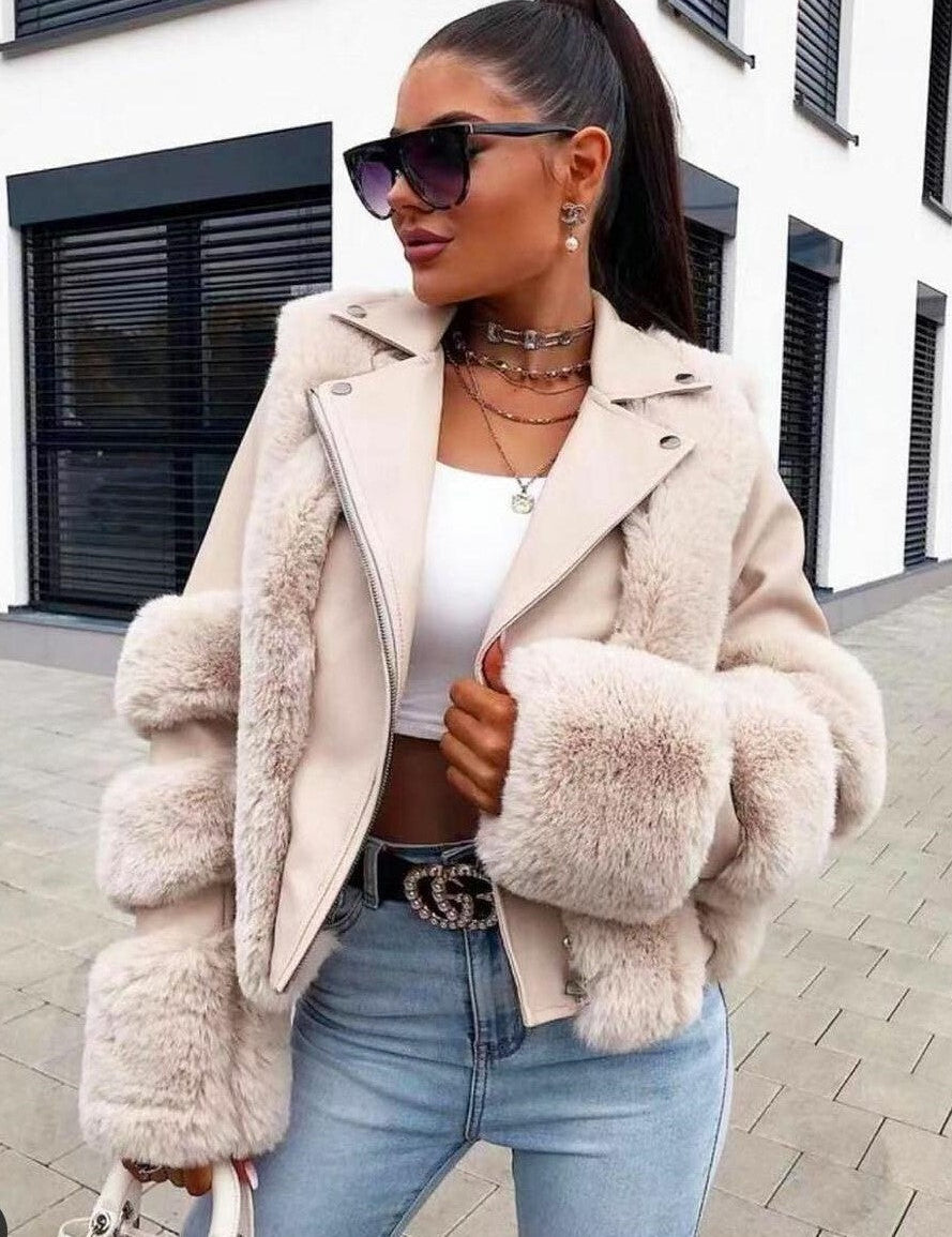 Donna con giacca in ecopelliccia beige, occhiali da sole, top bianco e jeans. Moda autunnale, stile urbano chic.