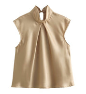 Blusa senza maniche beige in raso con collo alto e dettaglio pieghe, elegante e versatile per moda donna. Ideale per look formali e casual.