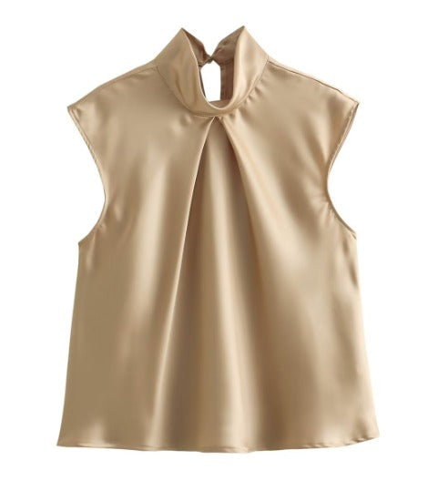 Blusa senza maniche beige in raso con collo alto e dettaglio pieghe, elegante e versatile per moda donna. Ideale per look formali e casual.