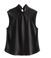 Blusa nera senza maniche in raso, collo alto, elegante e moderna, perfetta per occasioni formali e casual. Tessuto lucido e design sofisticato.