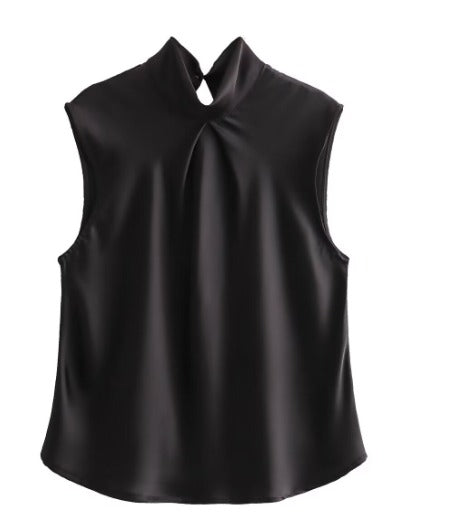 Blusa nera senza maniche in raso, collo alto, elegante e moderna, perfetta per occasioni formali e casual. Tessuto lucido e design sofisticato.