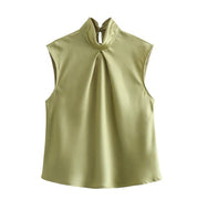 Blusa senza maniche verde oliva in raso, collo alto con pieghe, elegante e moderna, perfetta per abbigliamento casual o formale.