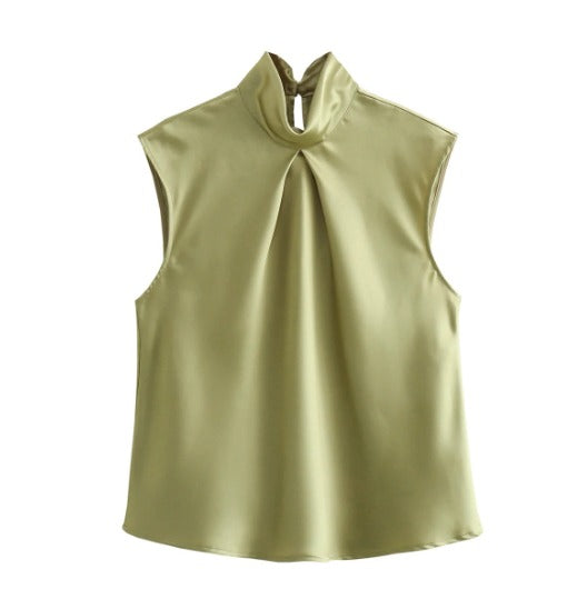 Blusa senza maniche verde oliva in raso, collo alto con pieghe, elegante e moderna, perfetta per abbigliamento casual o formale.