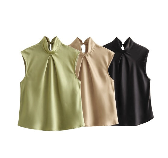 Tre bluse senza maniche in raso, colori verde, beige e nero, con collo alto e dettaglio a pieghe. Eleganti e versatili per ogni occasione.