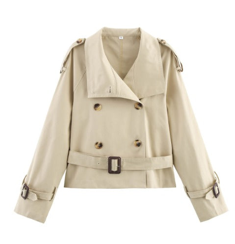 Giacca trench beige da donna, doppio petto, cintura regolabile, bottoni marroni, stile elegante e moderno, ideale per moda autunnale.
