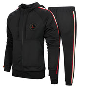 Tuta sportiva nera da uomo con cappuccio, strisce laterali rosse e bianche, logo sul petto. Completo giacca e pantaloni, moda casual e fitness.