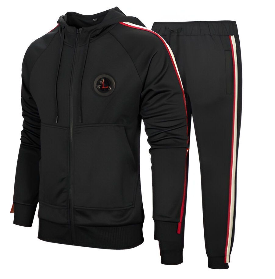 Tuta sportiva nera da uomo con cappuccio, strisce laterali rosse e bianche, logo sul petto. Completo giacca e pantaloni, moda casual e fitness.