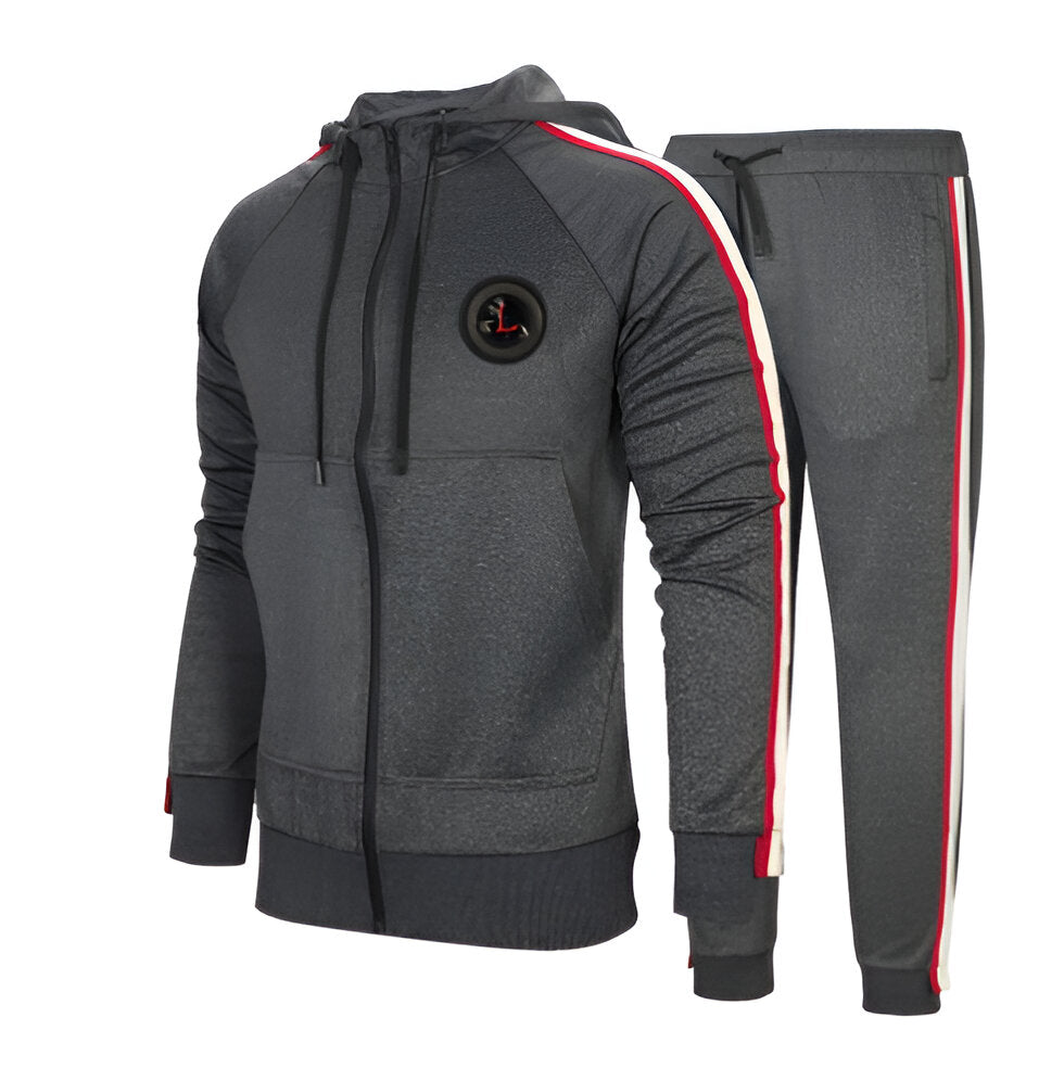 Tuta sportiva grigia da uomo con cappuccio, strisce rosse e bianche, logo sul petto. Completo casual per allenamento e tempo libero.