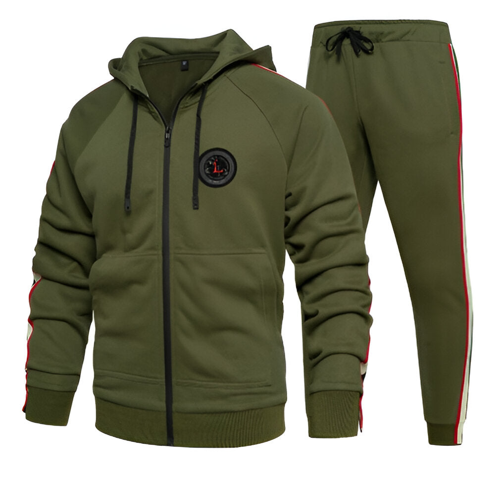 Tuta sportiva verde oliva con cappuccio, zip frontale e pantaloni abbinati. Dettagli a righe rosse e bianche, ideale per allenamento e tempo libero.
