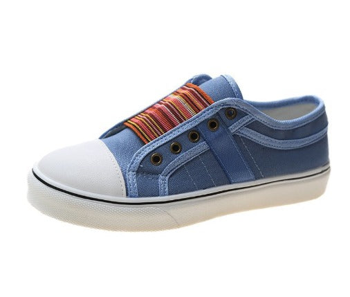 Scarpa da ginnastica blu senza lacci, con punta bianca e dettaglio multicolore. Design casual, perfetta per moda urbana e comfort quotidiano.